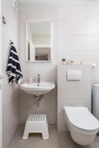 Baño blanco con aseo y lavamanos en Seaview apartment „Megan“ with sunny terrace en Kastav