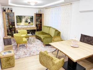 Posezení v ubytování Gasthof Hametner mit Innviertlerhof mit direktem Zugang zur Therme Mediterrana durch unseren Garten!