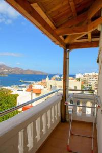 uma varanda com vista para o mar e para os edifícios em Beautiful newly apt with sea view, near the center em Agios Nikolaos