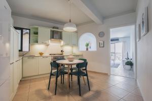 uma cozinha e sala de jantar com mesa e cadeiras em Stylish 3 Bedroom Apartment - St. Julians - 5 mins from Balluta Bay em St. Julian's