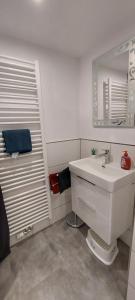 Koupelna v ubytování Tolle Untergeschoss-Wohnung für bis zu 5 Personen mit großem Garten und Terrasse + 22 fotografií