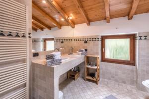 ein Badezimmer mit Waschbecken und Spiegel in der Unterkunft Casa Rustico in Costermano sul Garda