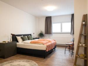 Кровать или кровати в номере Brunnen Apartments