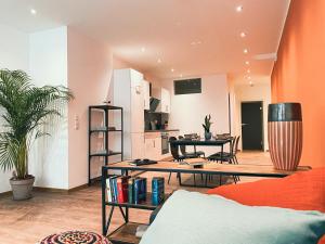 - un salon avec un canapé et une table dans l'établissement Brunnen Apartments, à Nuremberg