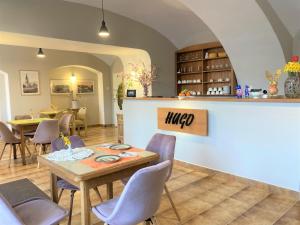 un restaurante con mesa y sillas en una habitación en Bed & breakfast Hugo en Plešivec