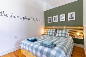 a bedroom with a bed with blue towels on it at Cozy Studio Apartment in Porto