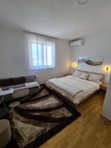 1 dormitorio con 2 camas y alfombra en Gordana Apartments, en Hvar