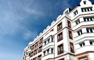 un alto edificio bianco con un cielo sullo sfondo di Neoresid Paris-Gagny a Gagny