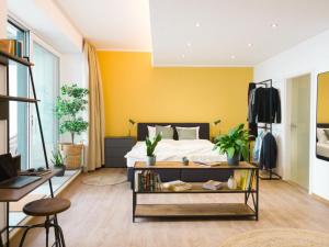 Кровать или кровати в номере Brunnen Apartments