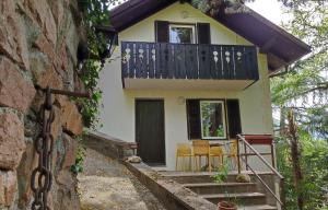 a house with a balcony and a table and chairs at TORRE GARDEN HOME - casa singola nella città di Bolzano con giardino privato in Bolzano