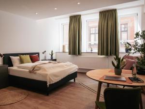 A bed or beds in a room at Brunnen Apartments