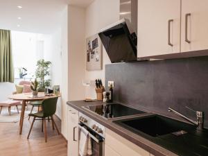 Кухня или мини-кухня в Brunnen Apartments
