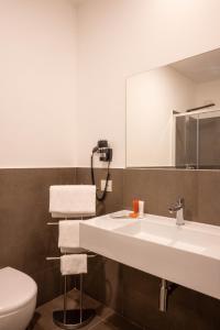 Koupelna v ubytování V Hotel