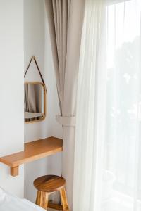 TV a/nebo společenská místnost v ubytování Haksabai Hotel Chiangrai โรงแรมฮักสบาย เชียงราย