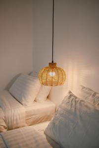 Postel nebo postele na pokoji v ubytování Haksabai Hotel Chiangrai โรงแรมฮักสบาย เชียงราย