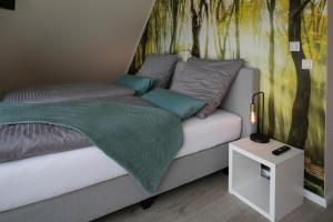 Кровать или кровати в номере Plauderei Café und Hotel