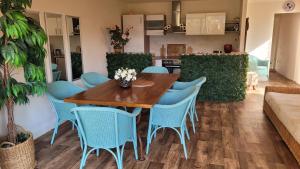 Η κουζίνα ή μικρή κουζίνα στο Bungalow Küstenherz-Timmendorf +7 φωτογραφίες