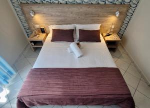 una camera da letto con un grande letto con due comodini di Hotel Adigrat a Riccione