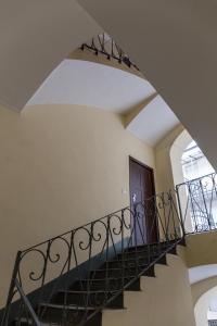 uma escada em espiral num edifício com uma porta em ROMA COMFORT em Casale Monferrato