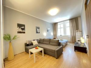 Posezení v ubytování Cozy modern apartment 60m2 in Central Prague :)