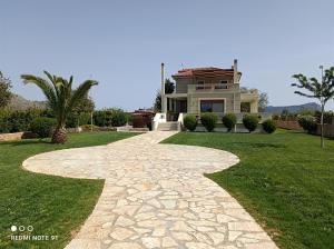 un camino de piedra que conduce a una casa en Villa Anemos, en Nauplia