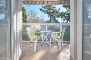 eine Terrasse mit einem Tisch und Stühlen auf dem Balkon in der Unterkunft Apartment Andrea in Split