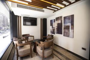 een kamer met een tafel en stoelen en een raam bij Stay Inn Cairo Hotel in Caïro