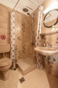 Bilik mandi di Calliope Rooms 1