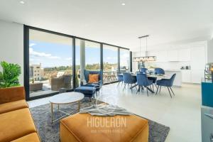 A seating area at HigueronRentals Skotte