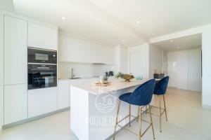 A kitchen or kitchenette at HigueronRentals Skotte