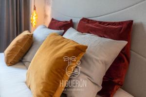 A bed or beds in a room at HigueronRentals Skotte