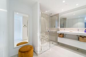A bathroom at HigueronRentals Skotte