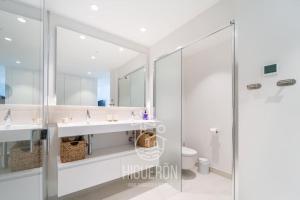 A bathroom at HigueronRentals Skotte