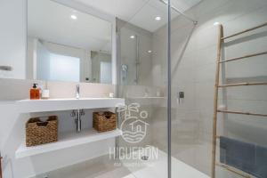 A bathroom at HigueronRentals Skotte