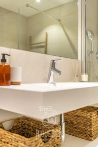 A bathroom at HigueronRentals Skotte