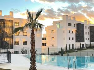 The swimming pool at or close to HigueronRentals Skotte
