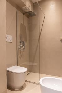 uma casa de banho com um WC e uma cabina de duche em vidro. em ROMA COMFORT em Casale Monferrato