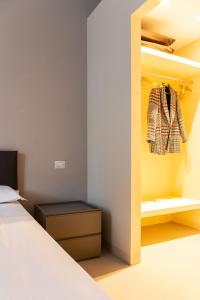 um quarto com uma cama e um closet em ROMA COMFORT em Casale Monferrato