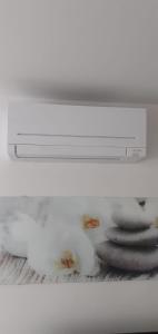 una pila di biscotti nel forno a microonde di Apartment Siesta a Spalato (Split) Altre 33 foto