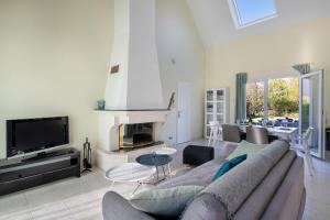uma sala de estar com um sofá e uma lareira em Maison moderne pour 6 personnes a Sarzeau em Sarzeau