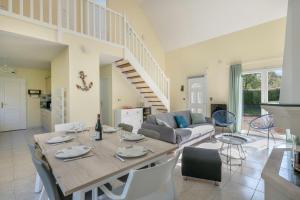 a living room with a table and a couch at Maison moderne pour 6 personnes à Sarzeau in Sarzeau