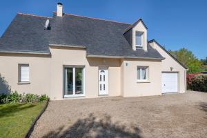 a large white house with a driveway at Maison moderne pour 6 personnes à Sarzeau in Sarzeau