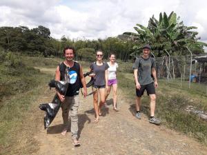 un grupo de personas caminando por un camino de tierra en Hostal Casa del Viento Kitesurf & Adventure, en Calima
