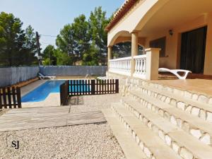 Bazén v ubytování Chalet con piscina (A) nebo v jeho okolí