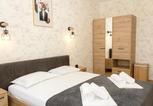 Un dormitorio con una cama grande con almohadas blancas. en Bright 1-bedroom Flat with Balcony in Golden Sands by Flat Mаnager, en Golden Sands