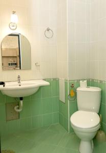 Un baño con un inodoro blanco y un lavabo. en Bright 1-bedroom Flat with Balcony in Golden Sands by Flat Mаnager, en Golden Sands