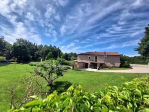 a house in the middle of a field at Villa Križanci in Žminj