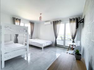 sypialnia z 2 łóżkami piętrowymi i balkonem w obiekcie Willa Azul - Podgrzewany basen, klimatyzacja w całym obiekcie w Sarbinowie
