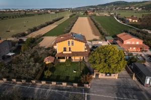 an aerial view of a house with a driveway at B&B La Canfora in Atri