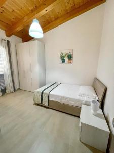 ein Schlafzimmer mit einem Bett und einem Tisch darin in der Unterkunft Il Bocciolo - Locazione turistica in Scilla